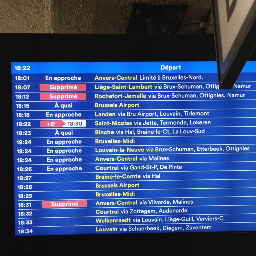 Chaos_Be's tweet photo. Story en 4 actes pour encourager l'usage des transports en commun avec la @SNCB ...
Ça commence par des retards, ça fini en déjà 2 trains annulés. Heureusement que Gigi a fortement renforcer le financement et promis de la fréquence.
#teamSnowflake❄️
Cc @Morgane687 @sabine2208 https://t.co/5MxTabrN39