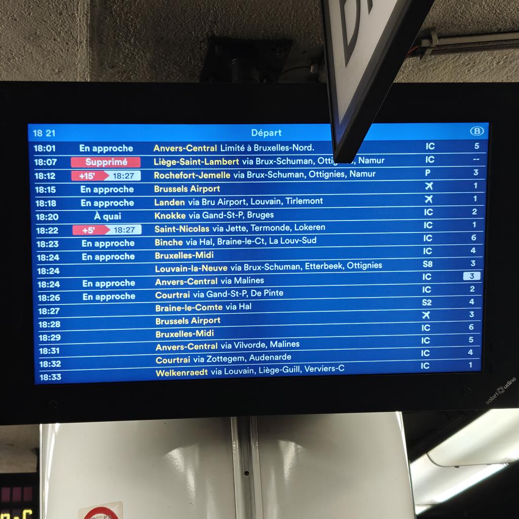 Chaos_Be's tweet photo. Story en 4 actes pour encourager l'usage des transports en commun avec la @SNCB ...
Ça commence par des retards, ça fini en déjà 2 trains annulés. Heureusement que Gigi a fortement renforcer le financement et promis de la fréquence.
#teamSnowflake❄️
Cc @Morgane687 @sabine2208 https://t.co/5MxTabrN39