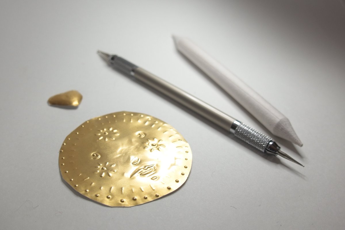 Come for the crafts, stay for the culture 🌸✨
Celebrate the Day of the Dead in South Kensington!
🌙✨  More info <a href="/Royal_Sculptors/">Royal Society of Sculptors</a> 

🎨 Workshop Highlights:
🟠 Paper Marigold Flowers
🔨 Embossed Metal Ornaments
✂️ Papel Picado (Paper Cut Banners)
🎭 Skull Paper Ornaments and Mask