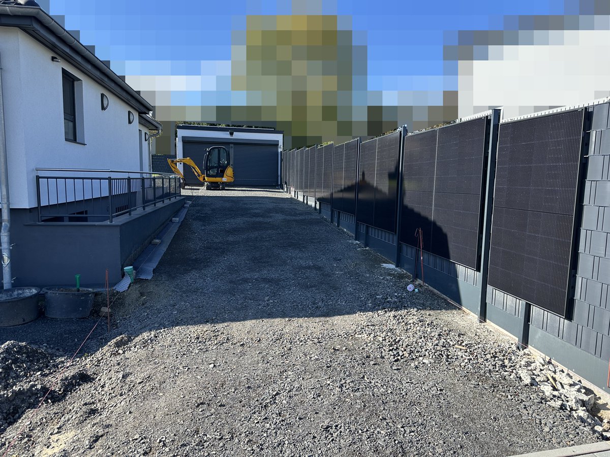 yammit85's tweet image. Ich bin froh, größtenteils auf Mikrowechselrichter gesetzt zu haben. Das Wetter und die Verschattungssituation wird nicht besser, heute Ende Oktober trotzdem über 80 kWh Ertrag gehabt. Meine knapp 12 kWp an Fassade/Zaun ist ein super zus. Boost im Winter #pvbuddies #photovoltaik