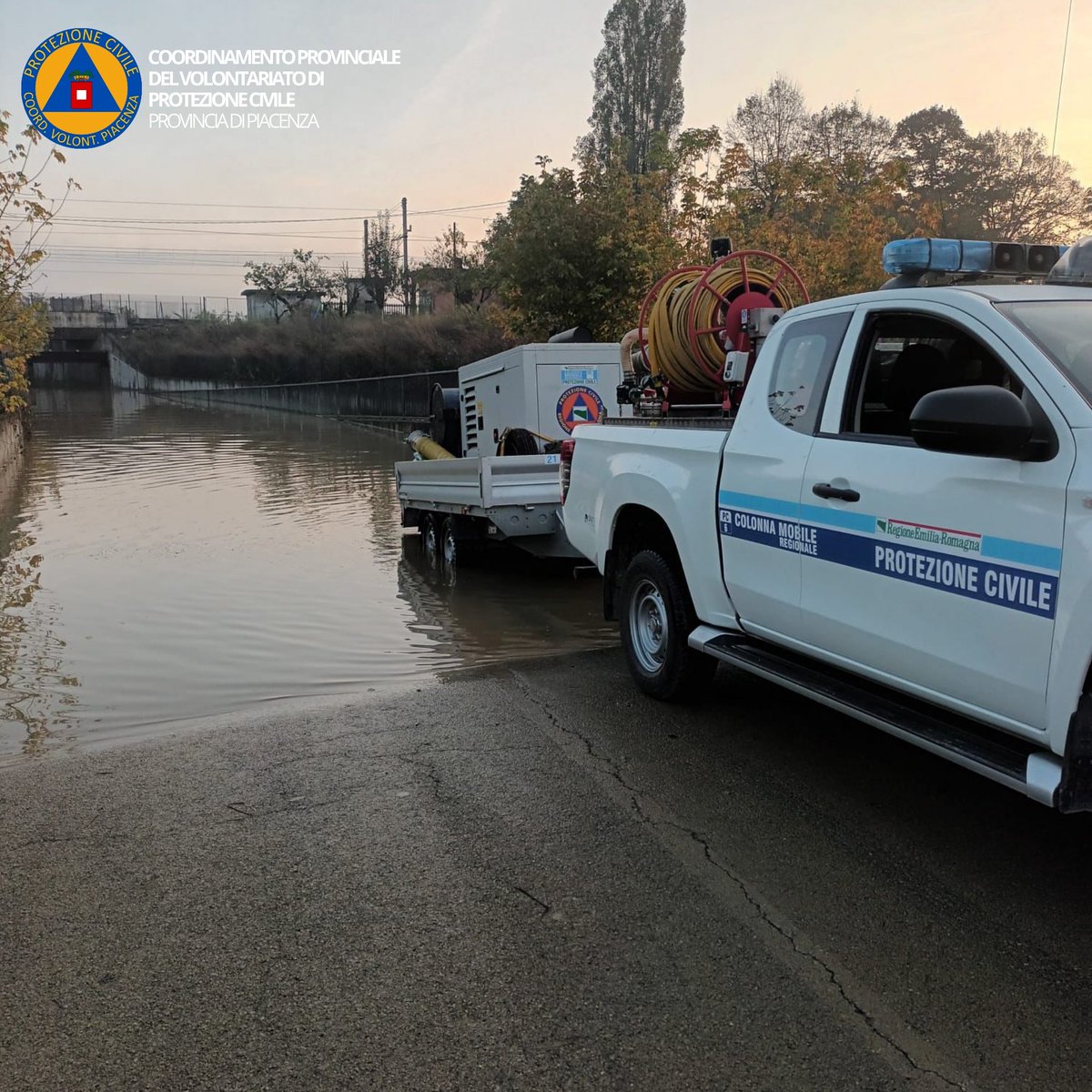 CVPCPiacenza's tweet photo. 🚨 Prosegue l'impegno delle squadre del @CVPCPiacenza per interventi soprattutto nei Comuni di #Alseno e di #Villanova sull'Arda.

#piacenza #emiliaromagna #allertameteo #protezionecivile #AllertaMeteoER #alluvione #alluvioneemiliaromagna https://t.co/kfYuAsz7Ym