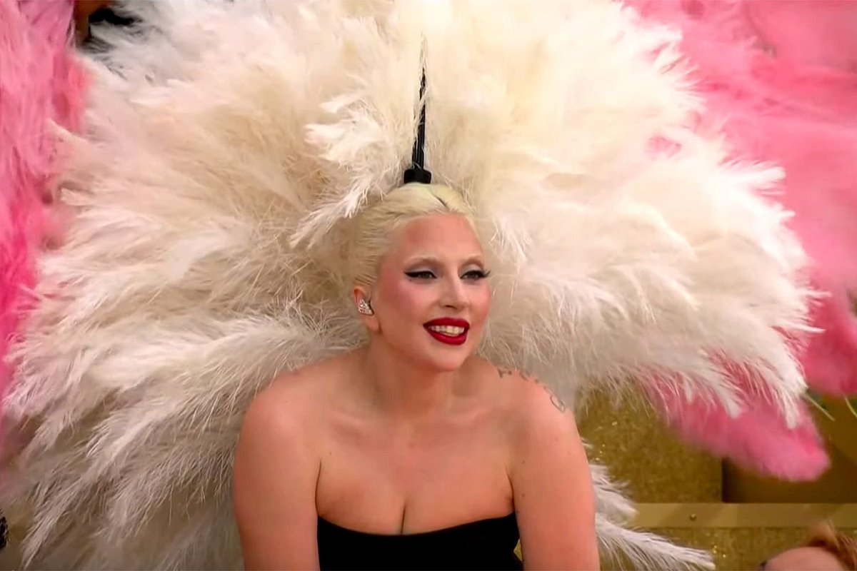 jdkaknak's tweet photo. it's a good year to be a lady gaga fan https://t.co/6inTbtLPwl