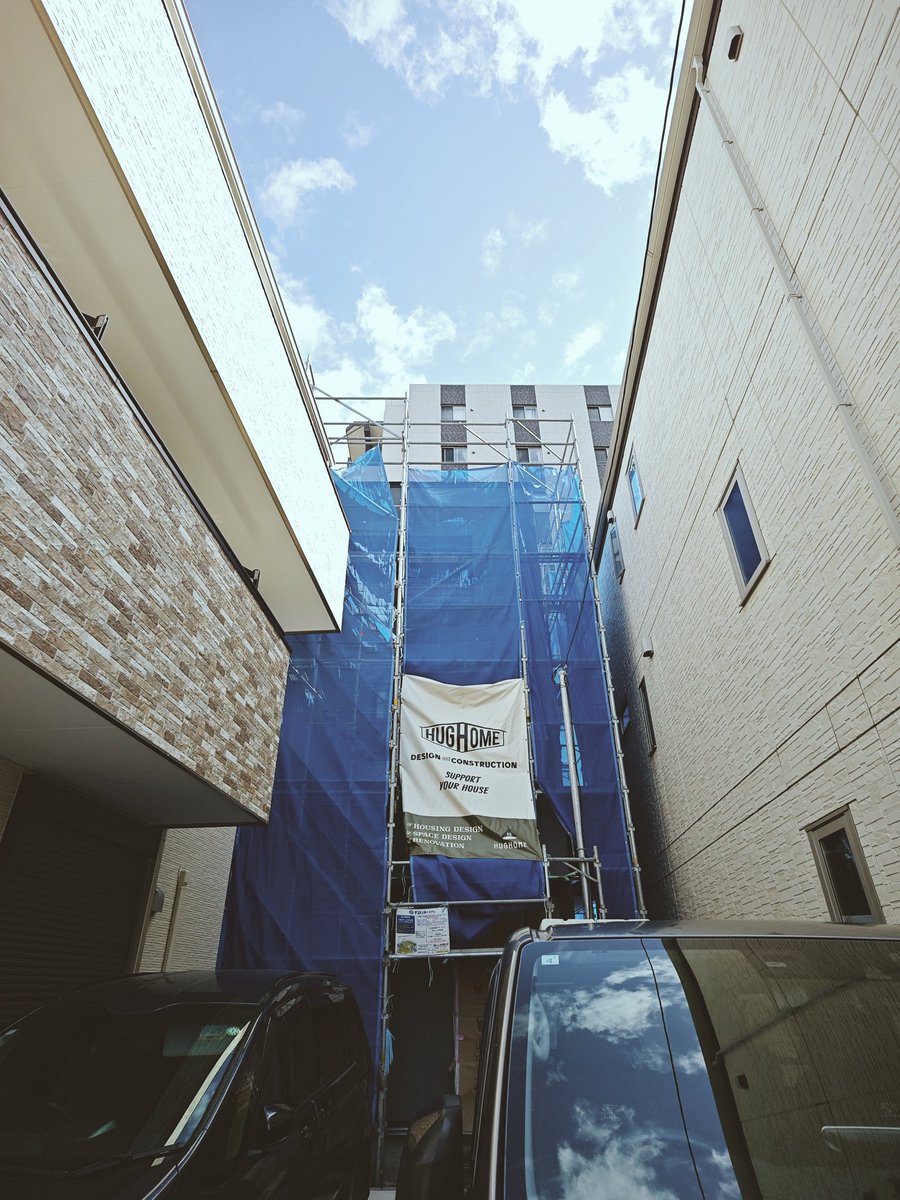 Hughome's tweet photo. 川口市内の木造３階建て住宅
piilo はセルロース断熱がパンパンに充填され、後半戦に突入しております。
　外壁のグレー色のシックな塗り壁も仕上がり配管塗装が終われば、いよいよ足場が解体されます！！そろそろ施主さんと仕上がりの詰めの打合せをせねば！🫡 https://t.co/uZleODJEpP