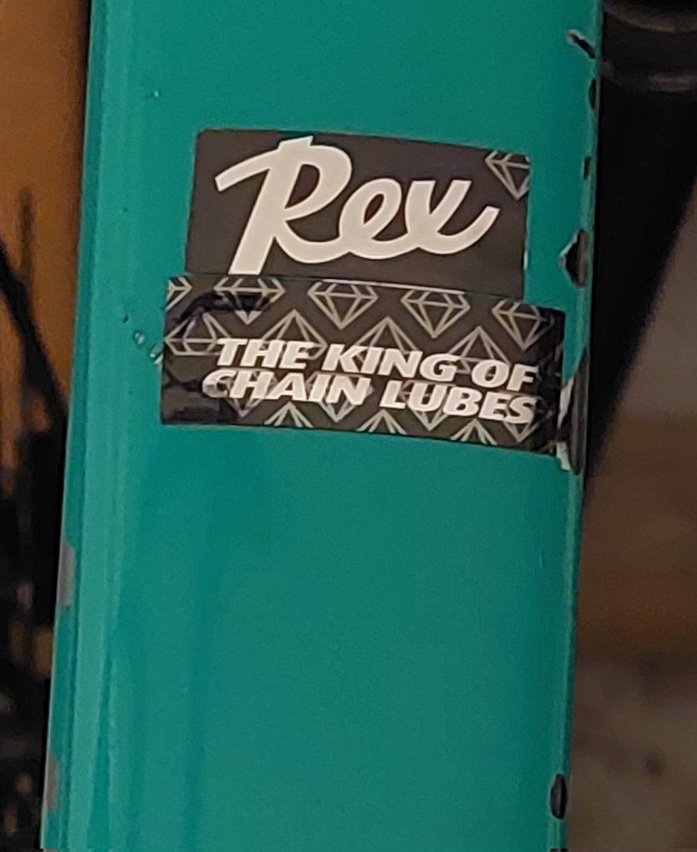 Sannin pyörä ottanut vuosien aikana enemmän ja vähemmän osumaa maastossa. Kokeiltiin vähän tarralla peittää pahimpia naarmuja. Pyörän kuski oli itse sitä mieltä, että pitäis olla Chain Wax teksti, koska vahatut ketjut. <a href="/JLiukkonen/">Juuso Liukkonen</a> toive sellaiselle 😅 #pyöräjutut <a href="/rexbike2/">Rex Bike Products</a>