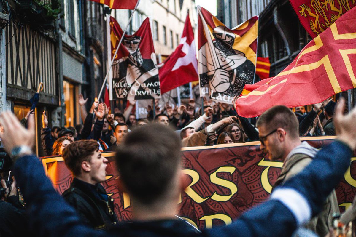 Samedi avait lieu la première édition de la Marche des Normands à Rouen.

Plus de 200 personnes se sont rassemblées pour célébrer l'identité normande et ses figures : Rollon, Jean Mabire, Guillaume le conquérant…

« Nous en resterons maîtres et seigneurs » 🔴🟡