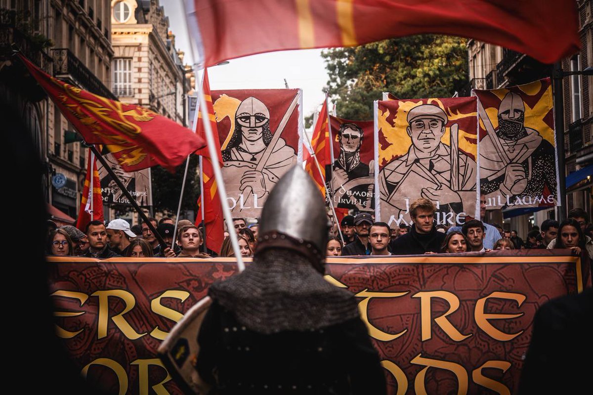 alienoroudot's tweet photo. Samedi avait lieu la première édition de la Marche des Normands à Rouen.

Plus de 200 personnes se sont rassemblées pour célébrer l'identité normande et ses figures : Rollon, Jean Mabire, Guillaume le conquérant…

« Nous en resterons maîtres et seigneurs » 🔴🟡 https://t.co/TAI1vStcNa
