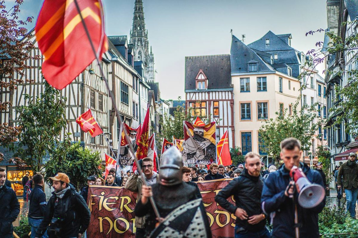 alienoroudot's tweet photo. Samedi avait lieu la première édition de la Marche des Normands à Rouen.

Plus de 200 personnes se sont rassemblées pour célébrer l'identité normande et ses figures : Rollon, Jean Mabire, Guillaume le conquérant…

« Nous en resterons maîtres et seigneurs » 🔴🟡 https://t.co/TAI1vStcNa
