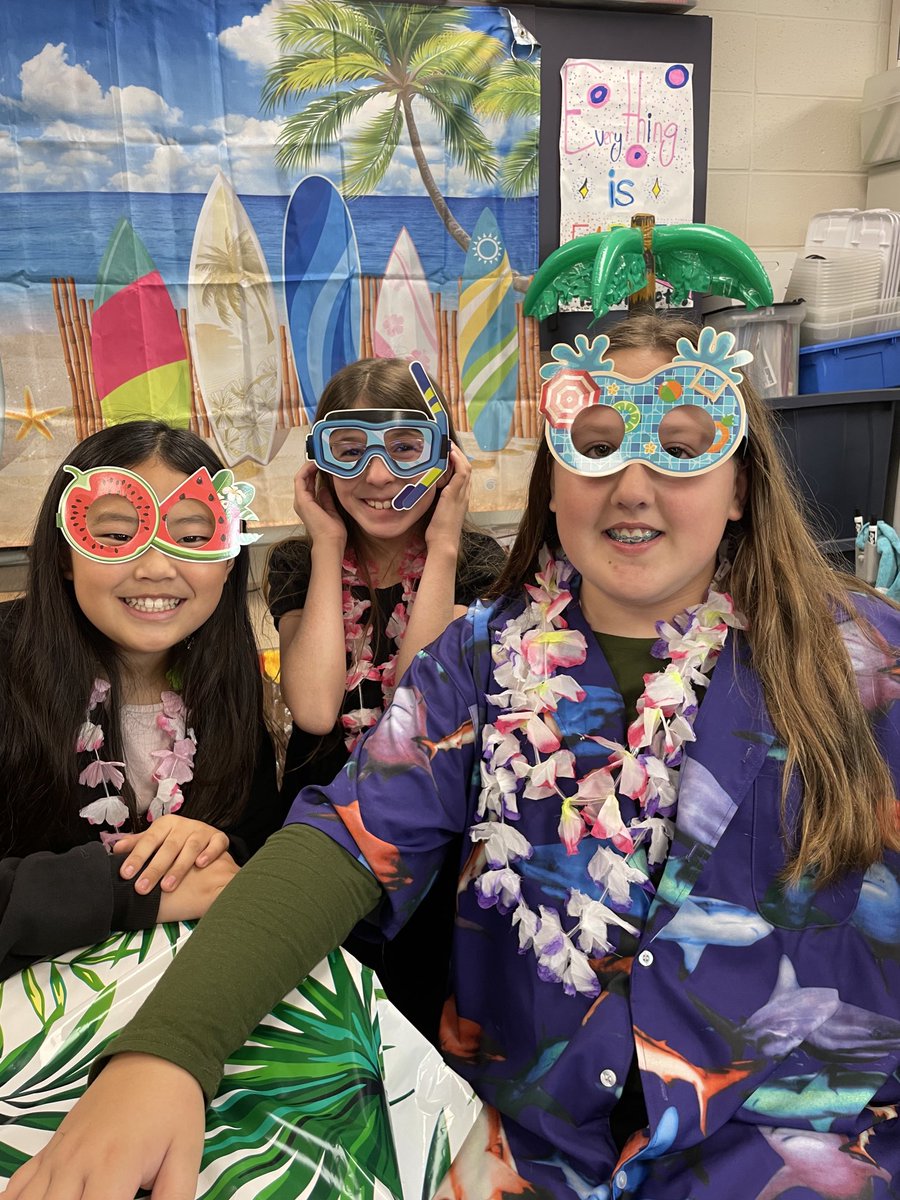 PCSD_GB's tweet photo. Mrs. Blackburn’s 5th grade class ⁦@PCSD_GB⁩ planned a Hawaiian themed celebration for a very special #RaiderStrong student who visits there next week with her family. 🌺🍍🌴🥥😊🎉👍🏻 https://t.co/18y804ZiK1