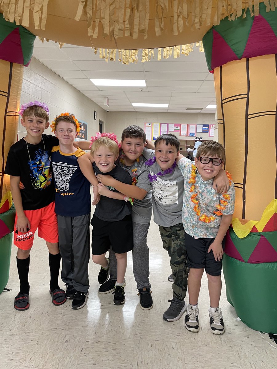 PCSD_GB's tweet photo. Mrs. Blackburn’s 5th grade class ⁦@PCSD_GB⁩ planned a Hawaiian themed celebration for a very special #RaiderStrong student who visits there next week with her family. 🌺🍍🌴🥥😊🎉👍🏻 https://t.co/OaNQv9o5XX