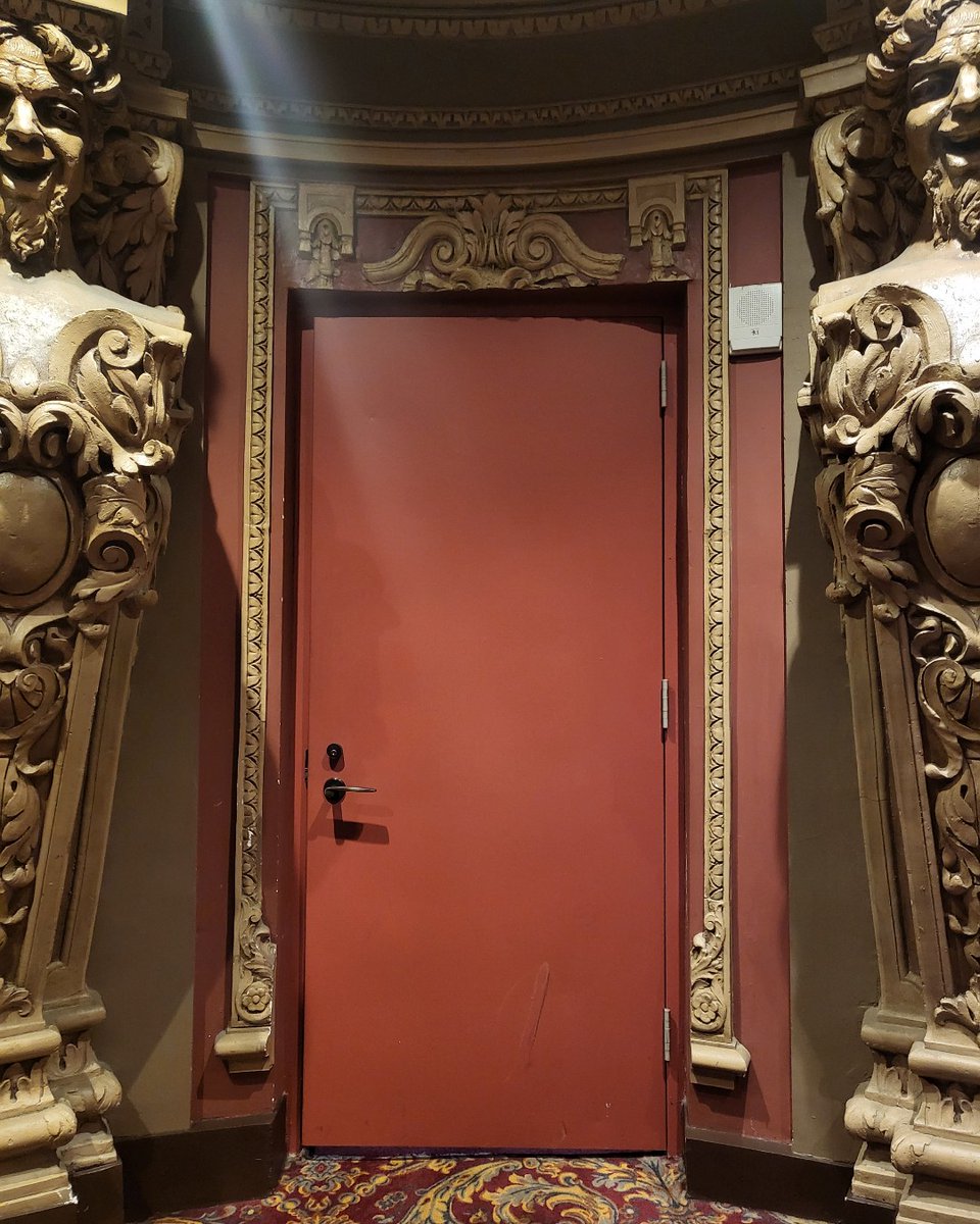 KingsBklyn's tweet image. Interesting ... we already have a red door 👀  #MeantToBe #WhereDoesItGo #RedDoor