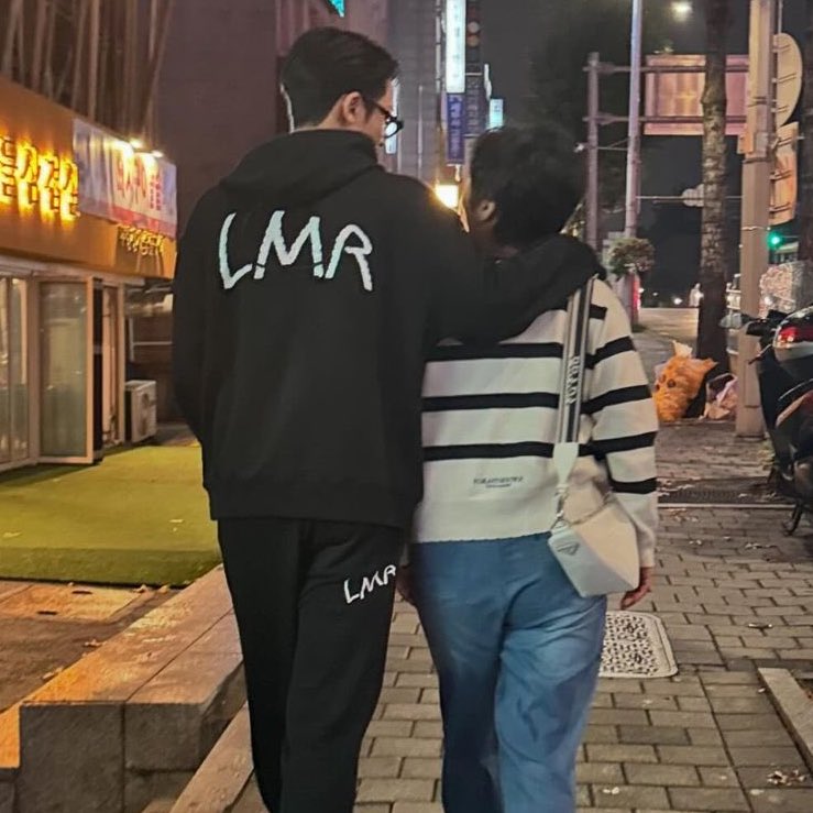97GYULISA's tweet photo. gyulisa with their beloved mama 🤍 https://t.co/eZdvWE6oAJ