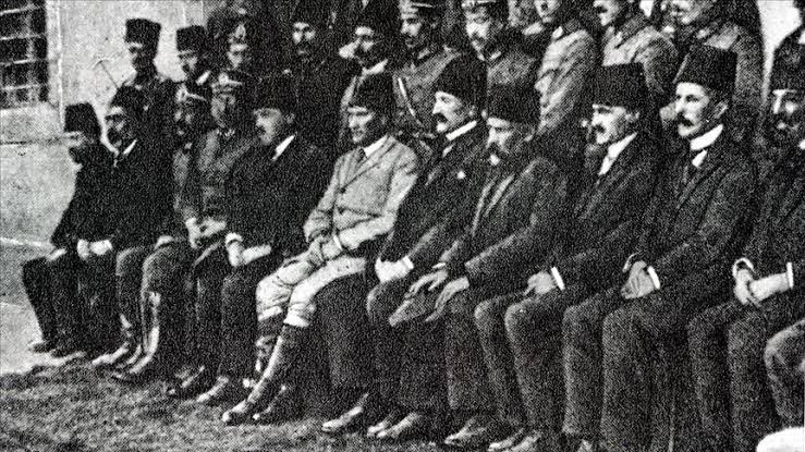 "Örgütlü azınlıklar, organize olmamış yığınlara hükmederler"   

Diyor Vladimir Lenin.

Bugün baroda, mecliste, TTB’de vs. olan budur.

Türk düşmanı bölücü rüzgar az,
 fakat “örgütlü”.

Türk milletinin artık siyasetten uzak durma, “sadece oy atma” lüksü kalmamıştır.