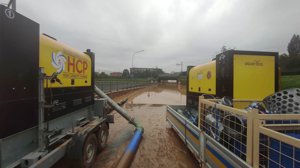 ProCivPiemonte's tweet photo. #AllertaMeteoER Continuano a #Valsamoggia, in provincia di #Bologna, le attività di soccorso della colonna mobile della #protezionecivile del #Piemonte
Particolare riguardo al pompaggio dell'acqua da sottopassi, edifici e scantinati. https://t.co/oBB6mvtu7u