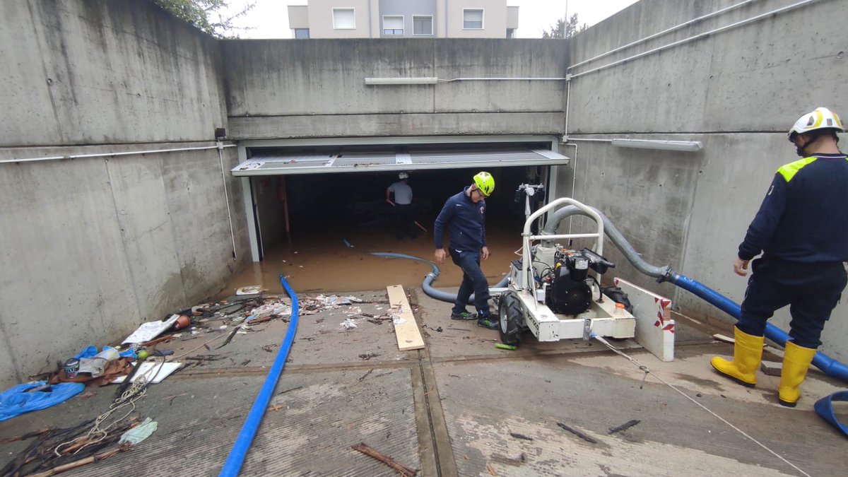 ProCivPiemonte's tweet photo. #AllertaMeteoER Continuano a #Valsamoggia, in provincia di #Bologna, le attività di soccorso della colonna mobile della #protezionecivile del #Piemonte
Particolare riguardo al pompaggio dell'acqua da sottopassi, edifici e scantinati. https://t.co/oBB6mvtu7u