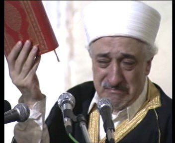 banuguven's tweet photo. 1- Fethullah Gülen devletin her kademesine nüfuz etmek için daima siyaseti kullanmaya çalıştı, ama en başarılı olduğu dönem AKP iktidarı dönemi oldu. Darbe girişiminden sonra “Aldatıldık” diyen Erdoğan ve ekibi, uyarılara Gülen ile işbirliğinden medet umarak kulak asmamıştı. https://t.co/5uZjco7Ute