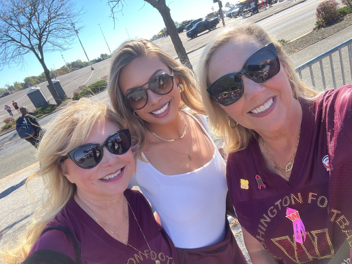 DCREchick's tweet image. It was an amazing experience to be back on the field, reliving the magic with old friends and feeling the game-day energy! 💛❤️

Perfect day all around, didn’t hurt that we annihilated the #Panthers 🫡
#HTTC #DarrellGreen #HomecomingGame #OnceACheerleaderAlwaysACheerleader