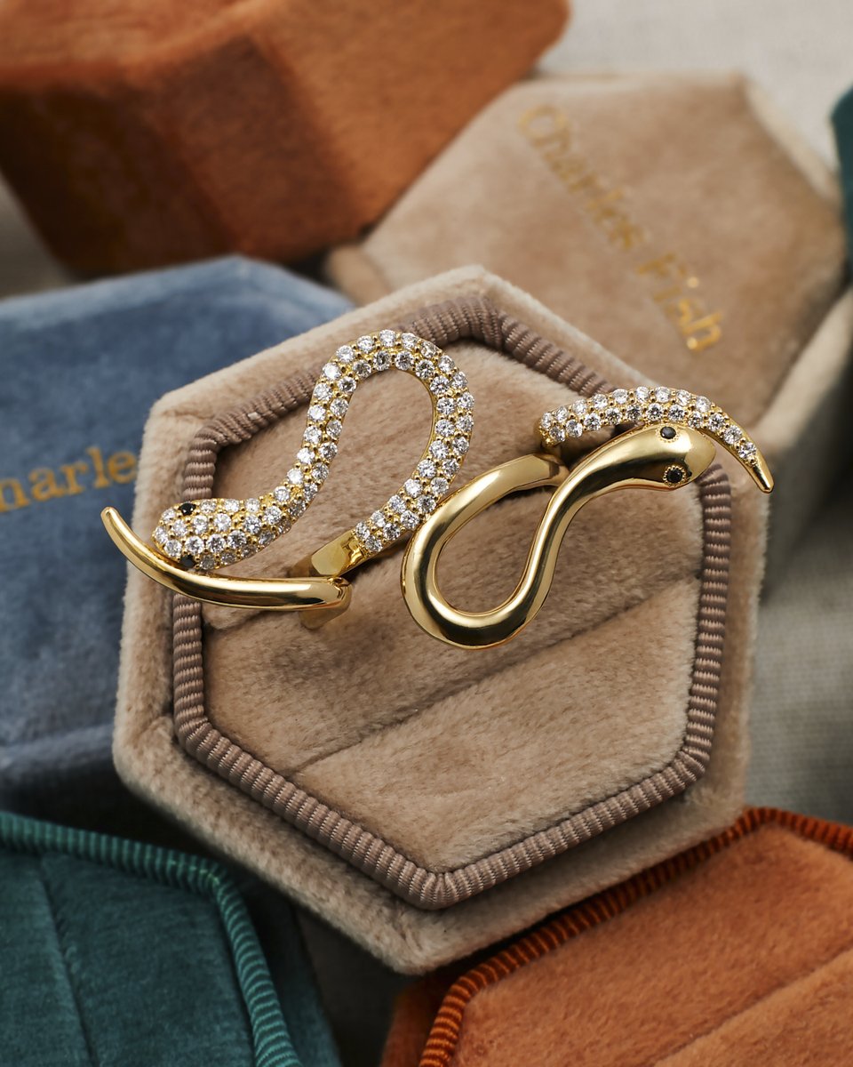 charles_fish's tweet image. ✨ Just dropped! 🌟 Our new vintage jewellery is here to elevate your style! Which piece are you excited about? Comment below! 💖 #vintagejewellery #secondhandjewellery #sustainablejewellery #sustainablefashion