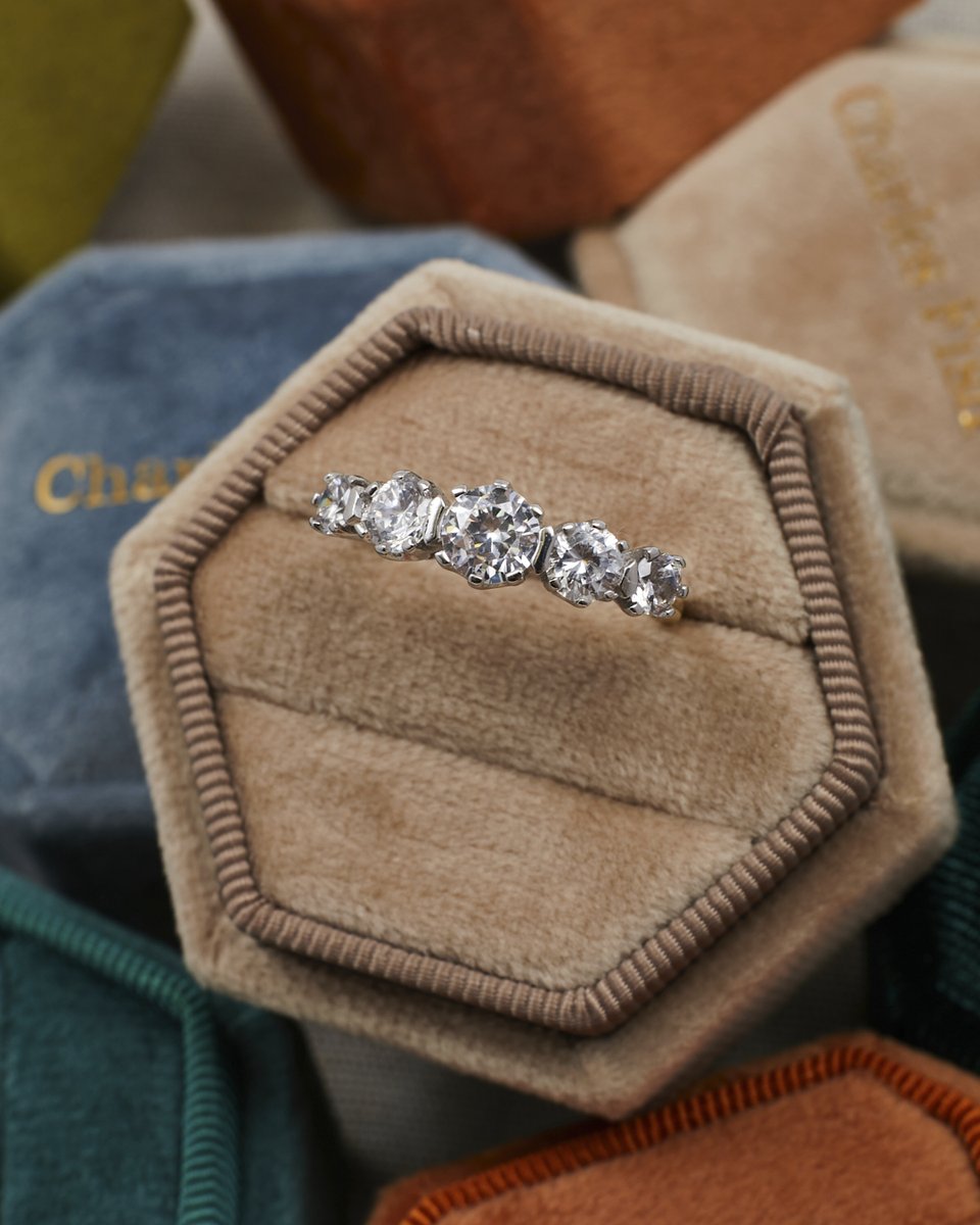 charles_fish's tweet image. ✨ Just dropped! 🌟 Our new vintage jewellery is here to elevate your style! Which piece are you excited about? Comment below! 💖 #vintagejewellery #secondhandjewellery #sustainablejewellery #sustainablefashion