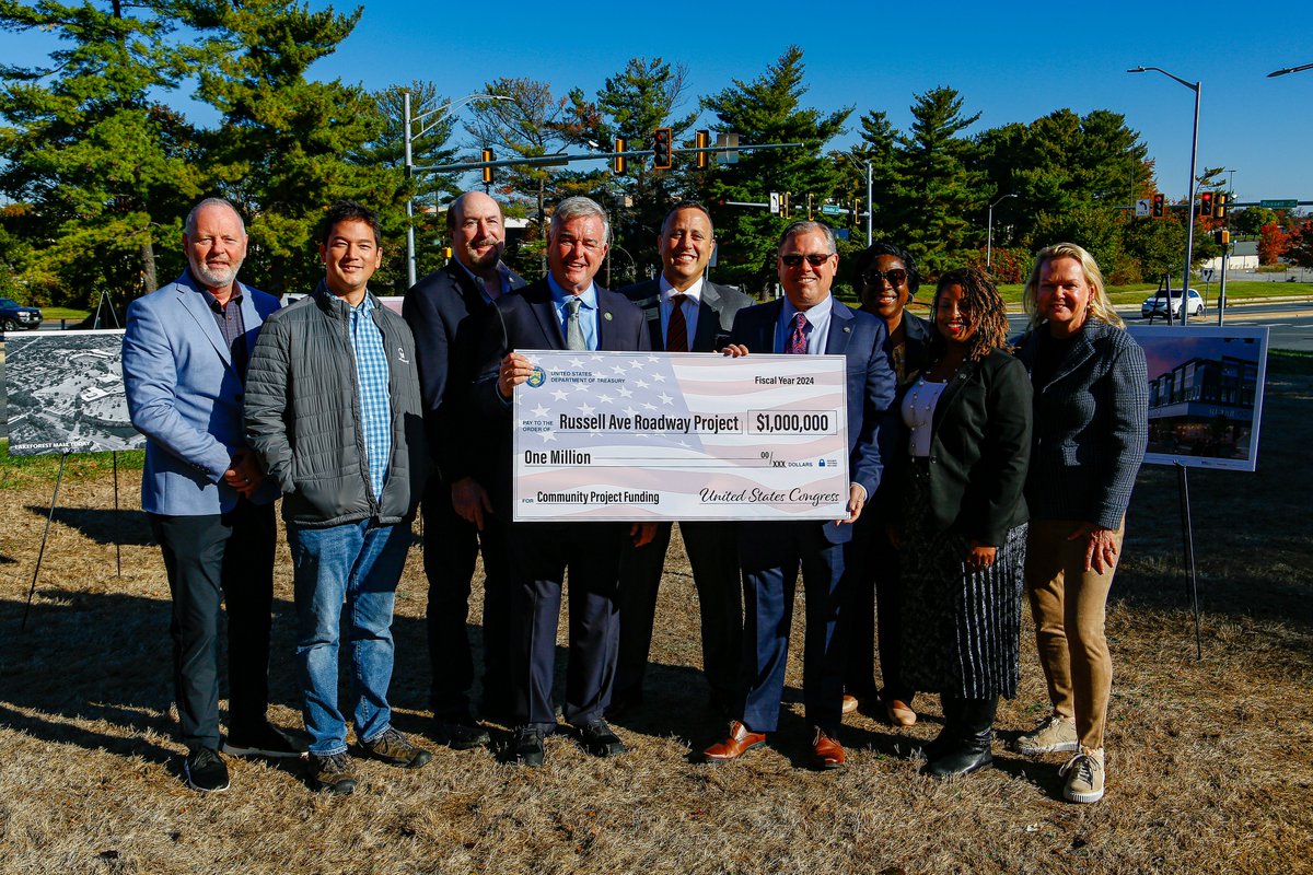 GburgMD's tweet image. 🚧Exciting news for Gaithersburg!🚧
Today, @RepDavidTrone presented $1M in federal funding for the Russell Ave. Multimodal &amp;amp; Streetscape Improvements project! 🙌 This will help better connect Olde Towne /w the Lakeforest District. 🌳🏙️