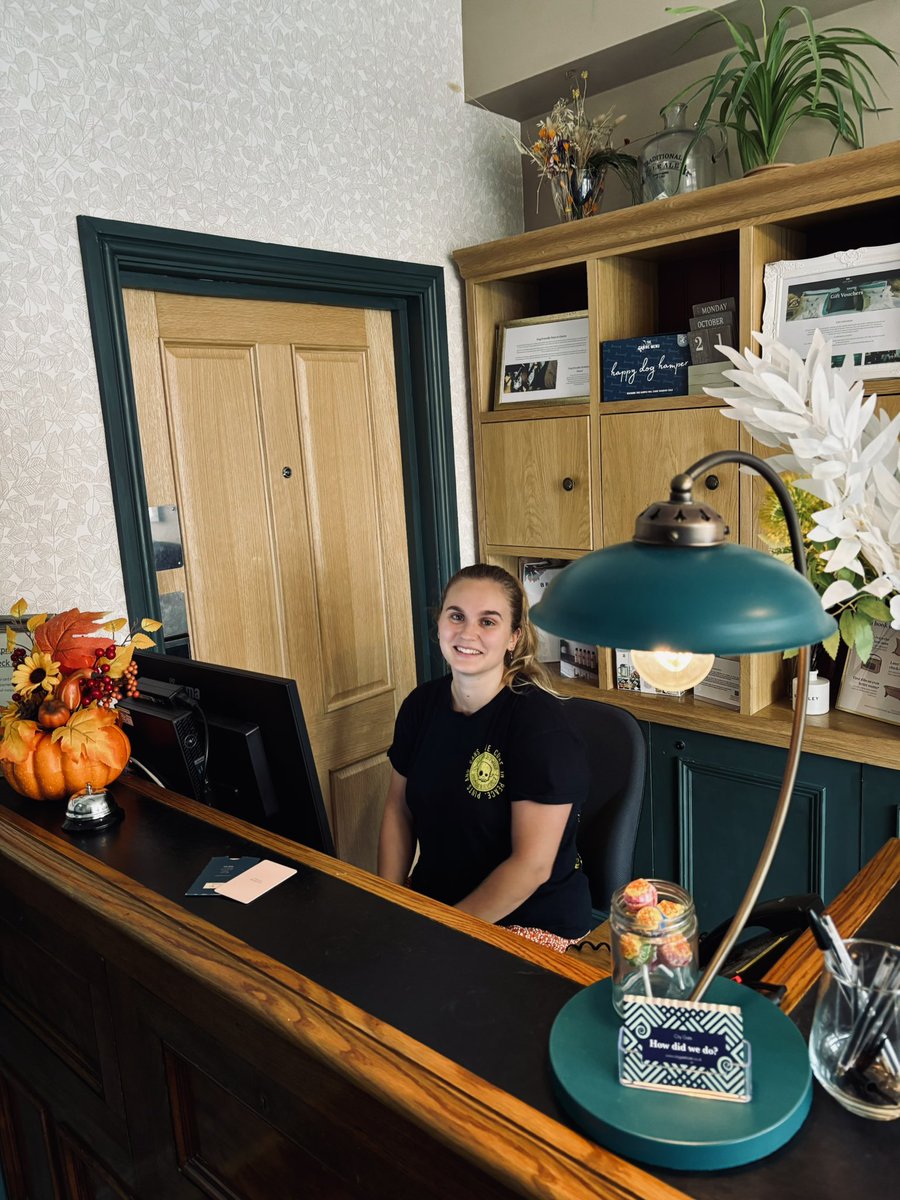 CityGateExeter's tweet image. Our wonderful team are ready and waiting to meet &amp;amp; greet you 👋🏻 

From check in to check out you’ll be spoilt with our fabulously furnished boutique rooms, Chef Al’s delicious menu and Secret Garden (with outdoor heaters to keep you toasty)  

#youngsrooms #pubwithrooms #citygate