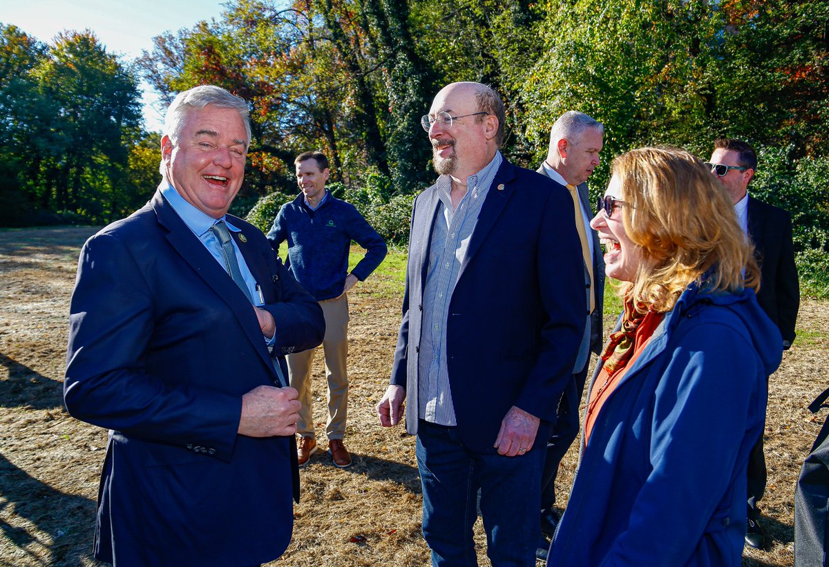 GburgMD's tweet image. 🚧Exciting news for Gaithersburg!🚧
Today, @RepDavidTrone presented $1M in federal funding for the Russell Ave. Multimodal &amp;amp; Streetscape Improvements project! 🙌 This will help better connect Olde Towne /w the Lakeforest District. 🌳🏙️