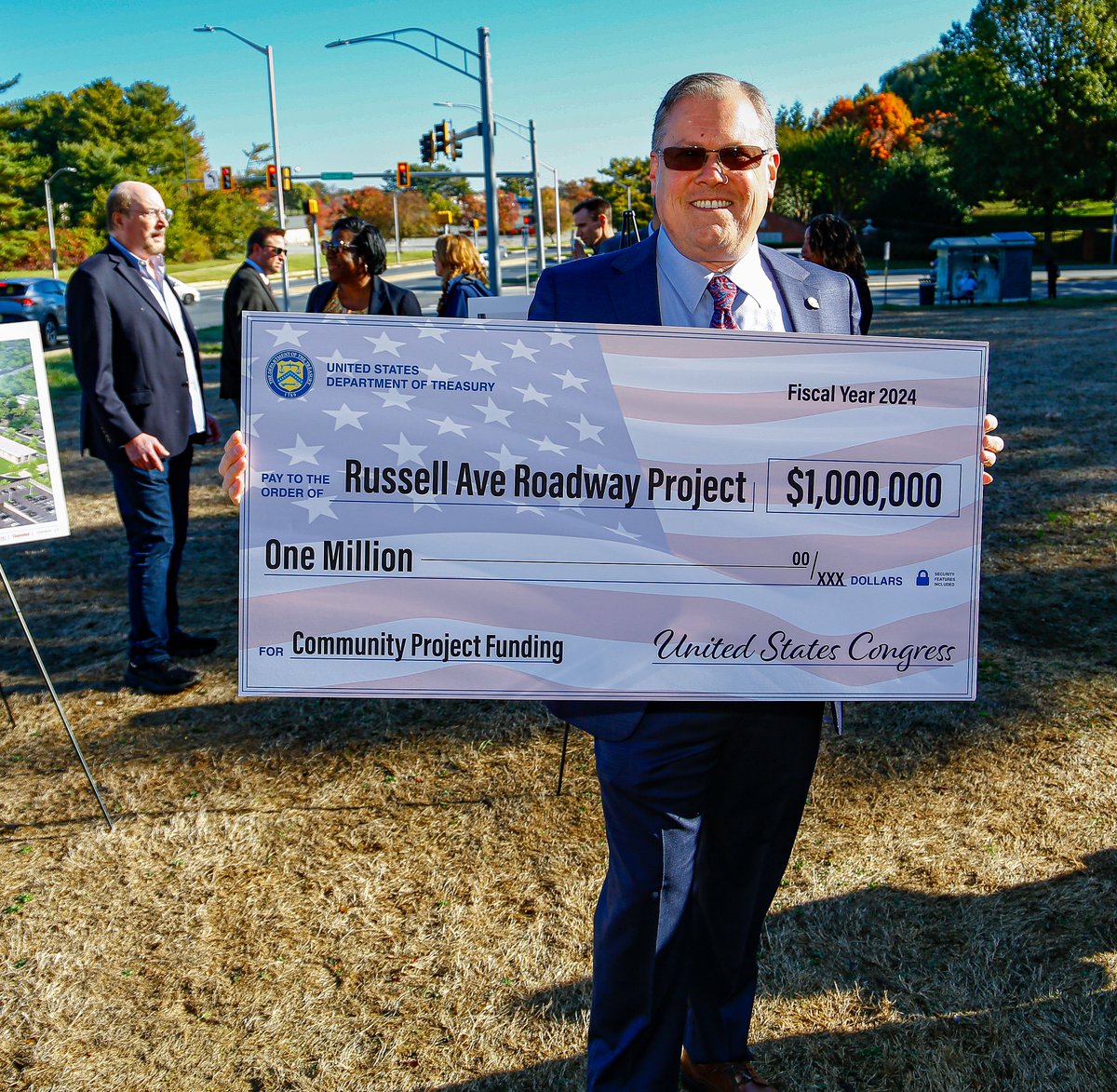 GburgMD's tweet image. 🚧Exciting news for Gaithersburg!🚧
Today, @RepDavidTrone presented $1M in federal funding for the Russell Ave. Multimodal &amp;amp; Streetscape Improvements project! 🙌 This will help better connect Olde Towne /w the Lakeforest District. 🌳🏙️