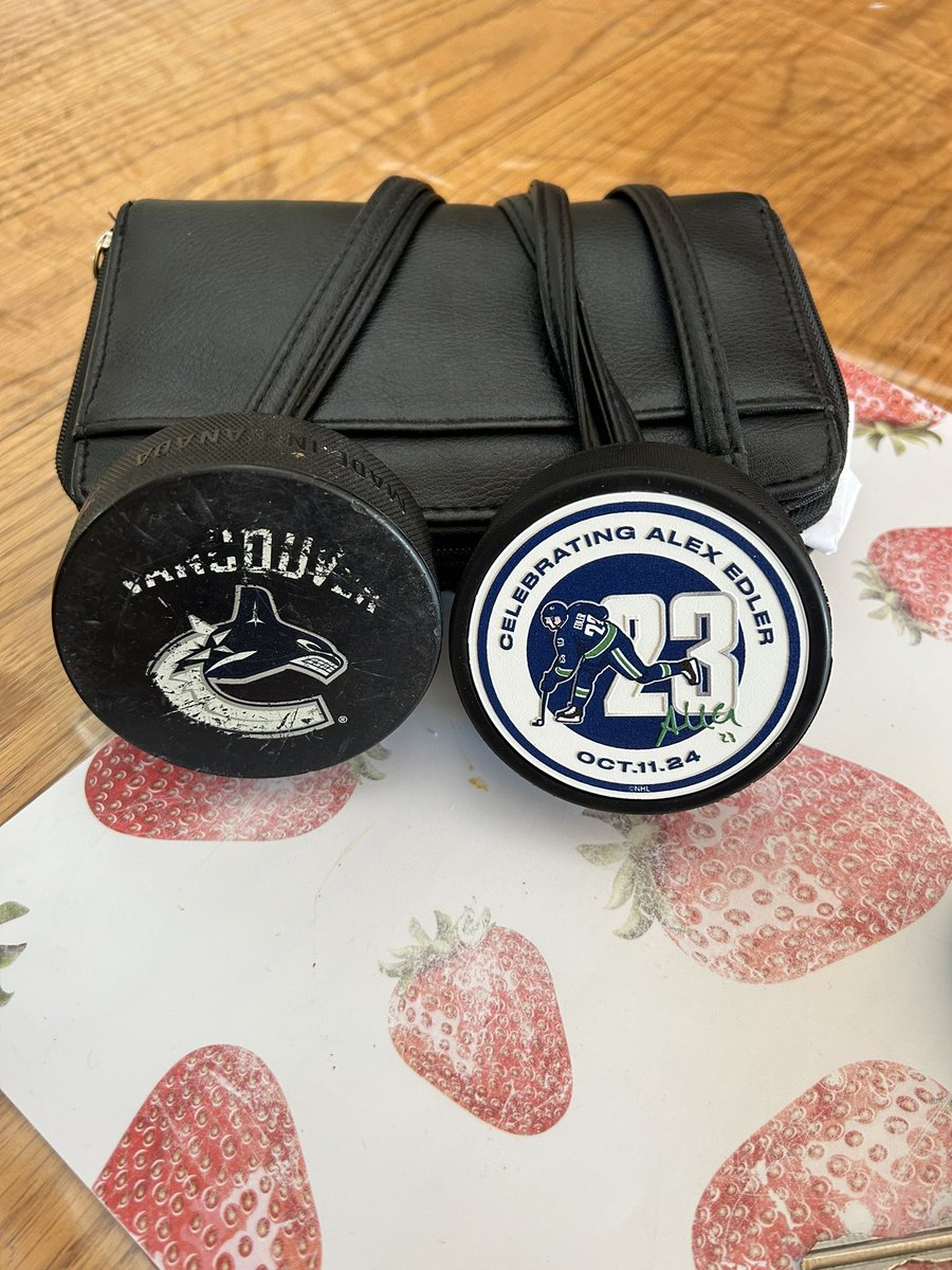 McnuggetPeople's tweet photo. My #Edler retirement puck arrived!! It'll go nicely with the one Henrik Sedin shot into the crowd, landing at our feet, when we flew to Vancouver for a game in December 2011

#Canucks https://t.co/Rne7Wh9CyL
