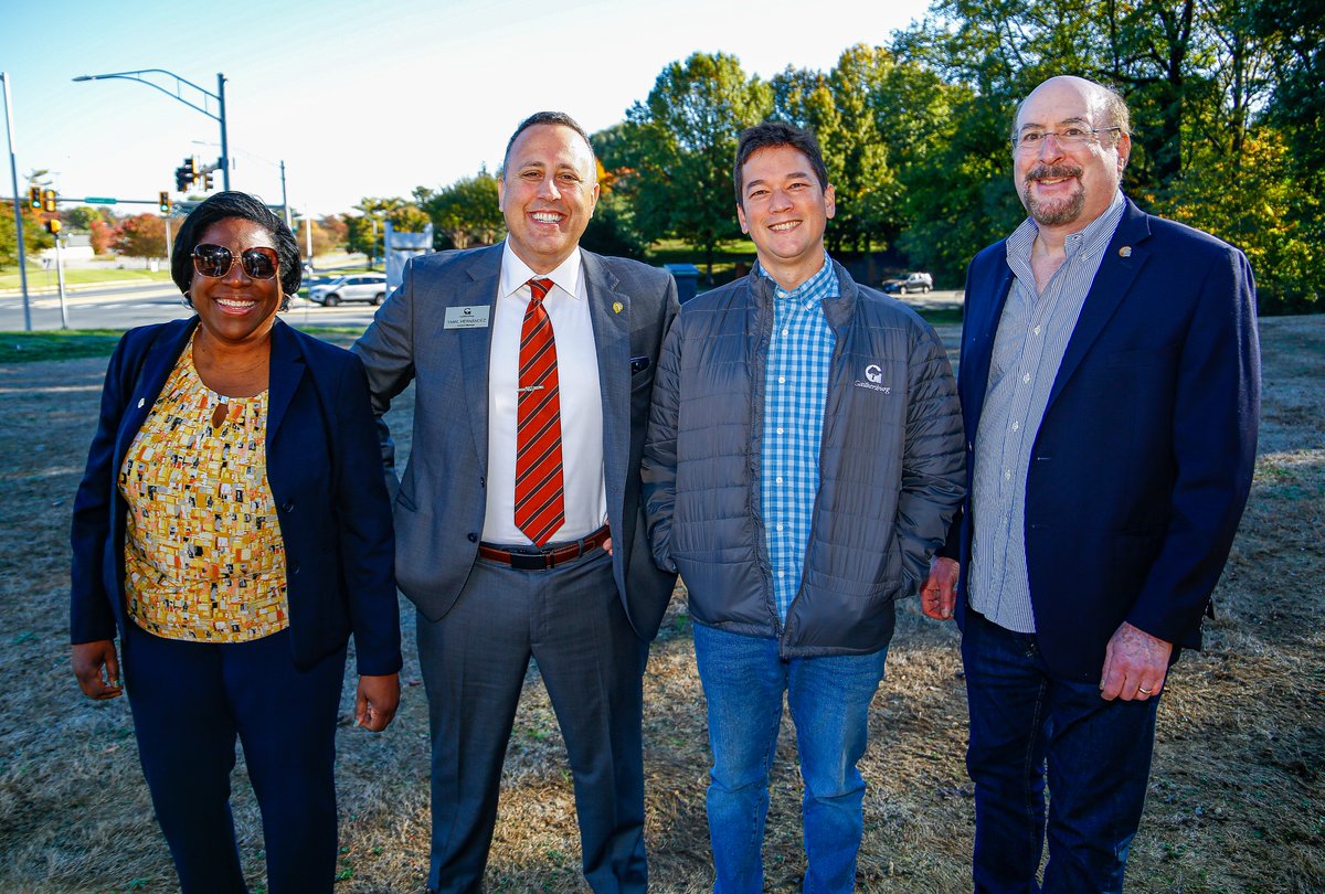 GburgMD's tweet image. 🚧Exciting news for Gaithersburg!🚧
Today, @RepDavidTrone presented $1M in federal funding for the Russell Ave. Multimodal &amp;amp; Streetscape Improvements project! 🙌 This will help better connect Olde Towne /w the Lakeforest District. 🌳🏙️