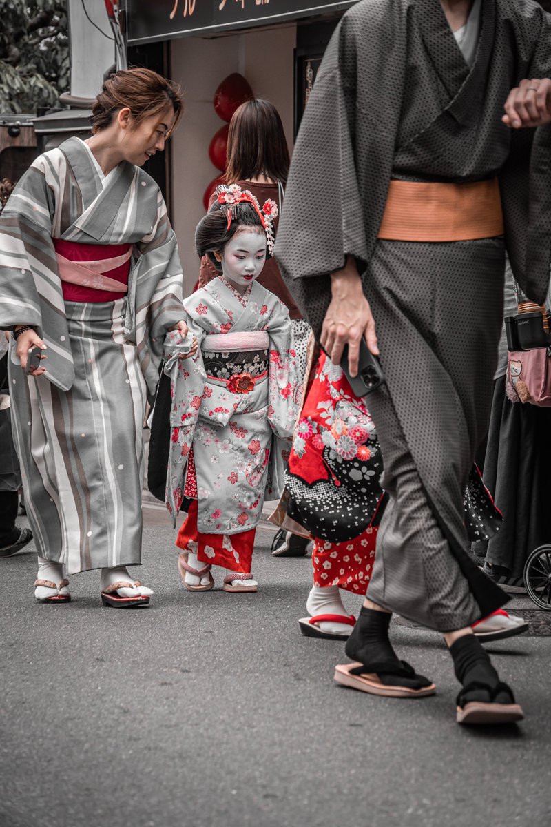 Man TIK daudz fotogrāfijas no Japānas ceļojuma, ka es labprāt kaut kur sarīkotu foto izstādi. Man nav šāda pieredze līdz šim, bet ja nu Tev ir kāds piedāvājums, ideja - kā, kur, utt. Šo realizēt lūdzu sazinies ar mani. Pašēro šo, lai iet tautās šī ziņa!
