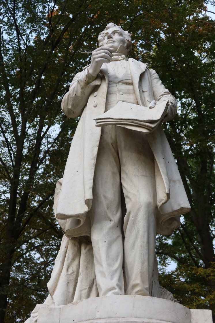 LuisenstadtF's tweet photo. Oh sancta justitia, ich möchte rasen...
Der Schöpfer von Zar und Zimmermann und anderen netten #Opern, Albert #Lortzing
steht im #Tiergarten und komponiert. https://t.co/WK3pXnaI1t