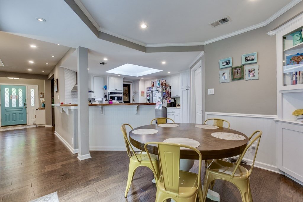 CBADreamRealty's tweet photo. Come see this newly listed home that exudes elegance &amp; modern comfort. Located in the tranquil Highlands North neighborhood in Dallas, TX! Features 2 inviting, spacious living areas, 2 dining areas, 4 bedrooms, &amp; 3 bathrooms. Don’t miss the opportunity to own this beautiful home! https://t.co/GClZHamKha