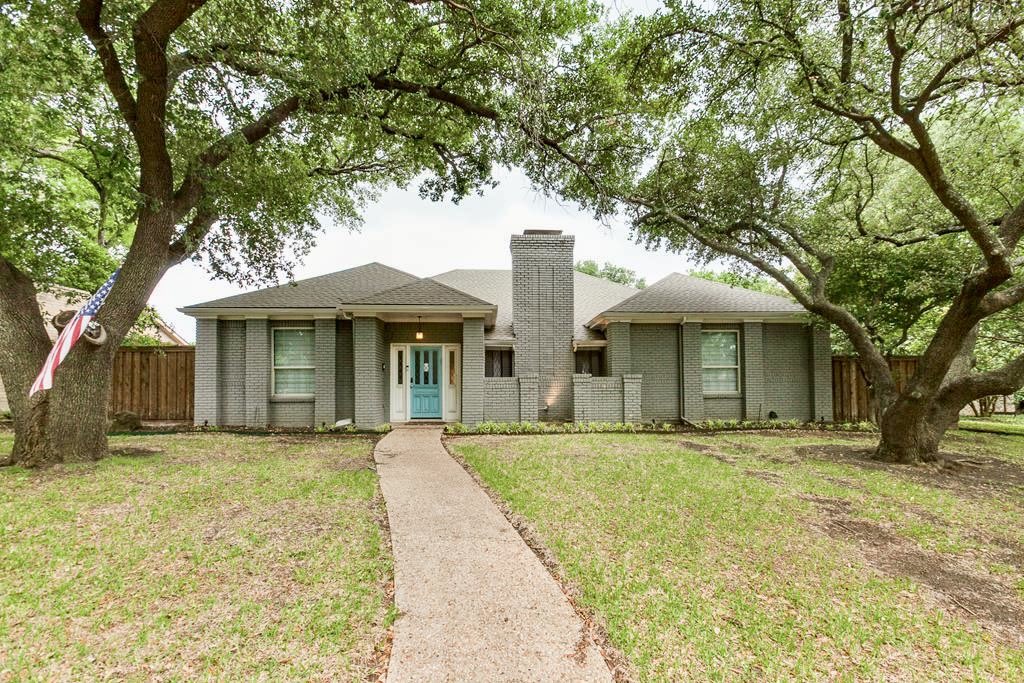 CBADreamRealty's tweet photo. Come see this newly listed home that exudes elegance &amp; modern comfort. Located in the tranquil Highlands North neighborhood in Dallas, TX! Features 2 inviting, spacious living areas, 2 dining areas, 4 bedrooms, &amp; 3 bathrooms. Don’t miss the opportunity to own this beautiful home! https://t.co/GClZHamKha