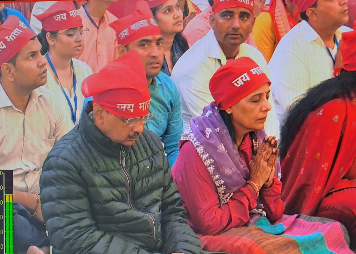 ArvindKejriwal's tweet photo. आज अपनी धर्मपत्नी के साथ माता वैष्णो देवी के दरबार में पहुंचा, दर्शन किए और सभी देशवासियों के मंगल की कामना की। 

माता रानी सबका भला करें और आशीर्वाद दें।

जय माता दी https://t.co/a4jShvDEp0