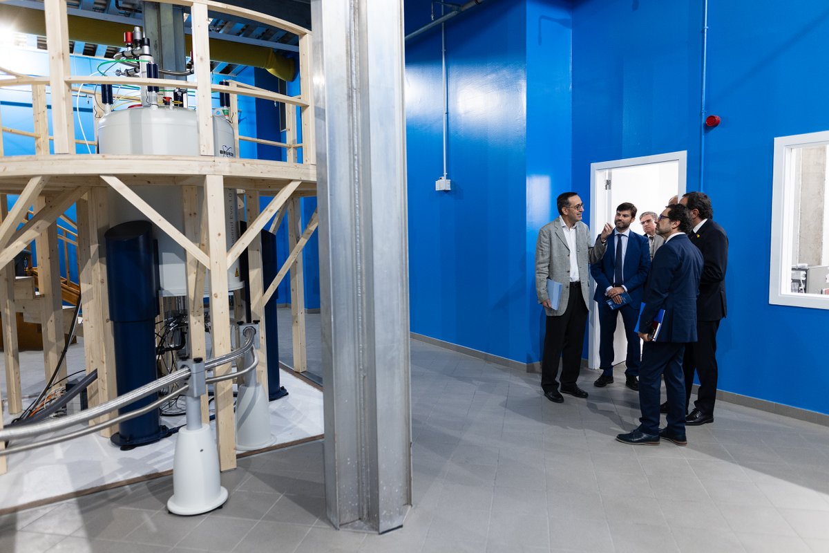 ccitub's tweet image. El director #CCiTUB ha explicat la importància d'aquest #RMN 1.0GHz en recerca en biologia estructural i per les empreses, on és fonamental per trobar noves #dianesterapèutiques en regions desordenades de les #proteïnes i per caracteritzar la nova generació de fàrmacs biològics