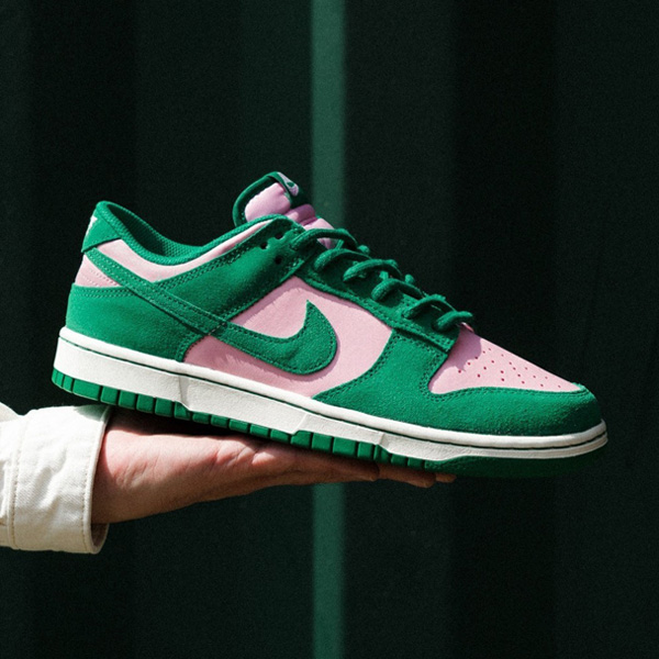 KicksDeals's tweet photo. Sizes in the 10-15 range are $60 OFF retail for The Masters-inspired soft pink/malachite Nike Dunk Low Retro SE at $65.23 + FREE shipping.

BUY HERE -> https://t.co/LeIOHAfx6N (promotion - use code JUMP25 at checkout) https://t.co/q55HgNot89