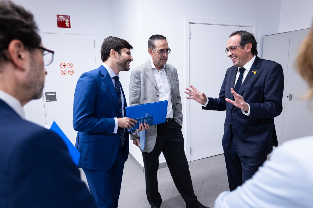 ccitub's tweet image. Avui hem rebut al M. H. Sr. @joseprull, president del @parlamentcat, que ha visitat el nou RMN 1.0 GHz del laboratori de #RMN dels #CCiTUB, ubicat al @PCB_UB, acompanyat del @RectorUB i del director dels Centres Científics i Tecnologics #UB, J.F. Sangüesa

#ICSNews #NMRChat 🧵👇