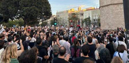 JovesXativa's tweet photo. El dissabte passat vam acudir a la Manifestació de València S'ofega on vam donar suport a totes aquelles joves que no podem arribar a final de mes i pagar el lloguer. Ja estem fartes de tanta especulació amb el preu de la vivenda https://t.co/ivzkXed2jp