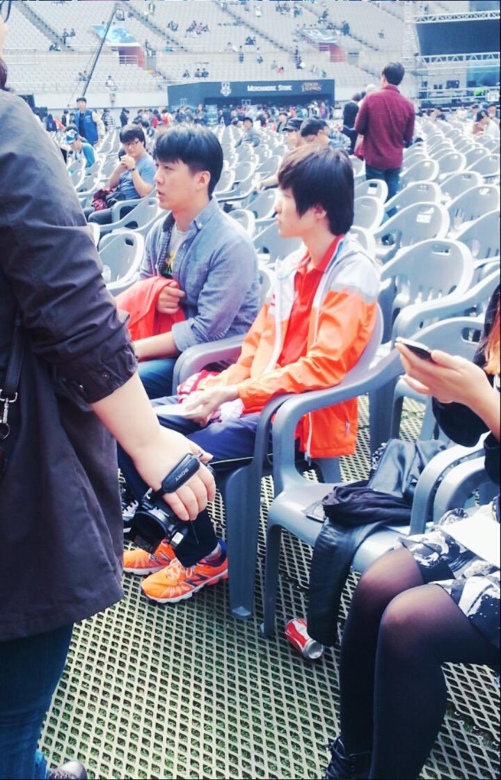 fukuyamajun_2's tweet photo. Memory of SKT 
Part 6.4 2014 Summer

S4 Worlds Finals
Faker, stepping on stage as the defending champion, silently stared at the trophy.🥺🤲🏻

s4总决赛舞台，作为卫冕冠军上台的李壳，默默盯着奖杯

#Faker  #페이커 https://t.co/3fy5GJdLDh