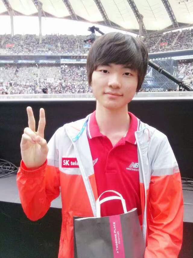 fukuyamajun_2's tweet photo. Memory of SKT 
Part 6.4 2014 Summer

S4 Worlds Finals
Faker, stepping on stage as the defending champion, silently stared at the trophy.🥺🤲🏻

s4总决赛舞台，作为卫冕冠军上台的李壳，默默盯着奖杯

#Faker  #페이커 https://t.co/3fy5GJdLDh