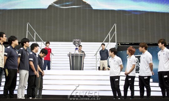 fukuyamajun_2's tweet photo. Memory of SKT 
Part 6.4 2014 Summer

S4 Worlds Finals
Faker, stepping on stage as the defending champion, silently stared at the trophy.🥺🤲🏻

s4总决赛舞台，作为卫冕冠军上台的李壳，默默盯着奖杯

#Faker  #페이커 https://t.co/3fy5GJdLDh