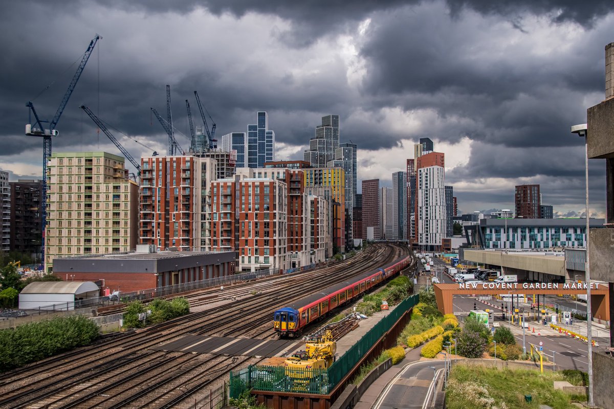 ASMRailPhotos's tweet image. 🖍️| 2G45 1603 London Waterloo to Guildford

📣| @SW_Help 
🚂| Class 455908 
🚂| Class 455916
📍| Nine Elms
📆| 10/06/2024

#class455 #455908 #southwesternrailway