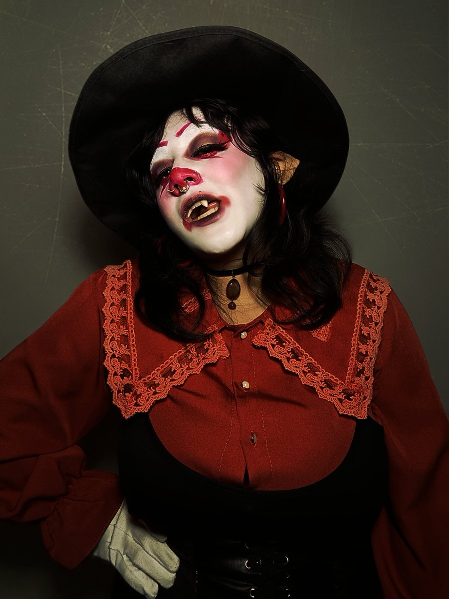 fragile_opal's tweet photo. They call me "traga años", little do they know that I'm actually a "traga sangre"..

#vampire #halloween #clown #clowngirl https://t.co/IBIKioW3HQ
