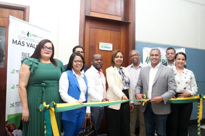 elnuevodiariord's tweet photo. 👏¡Primera oficina de cooperativa!💸

Con el propósito de seguir avanzando en el desarrollo de la institución, el director general del Instituto Postal Dominicano (@InposdomRD), @erickguzman22, abrió la primera oficina de la Cooperativa de Ahorro, Crédito y Servicios Múltiples (@Coopinposdom) de la misma entidad, donde ofreció detalles sobre la importancia de sus servicios para los empleados.

#ElNuevoDiarioRD #Servicios #Cooperativa