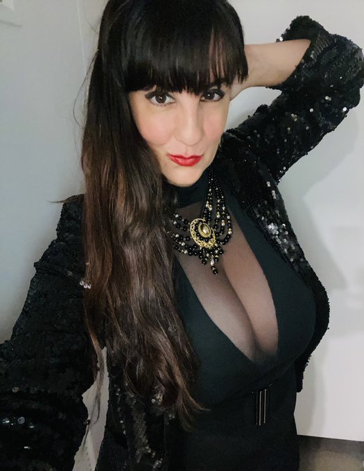 Saturday night before a night out on the town. . . #xenaromanova #nycfashion #dressedinblack #fashionista<a href="/tag/fashionista"class="tags"><span>#fashionista</span></a><a href="/tag/nycfashion"class="tags"><span>#nycfashion</span></a><a href="/tag/dressedinblack"class="tags"><span>#dressedinblack</span></a><a href="/tag/xen"class="tags"><span>#xen</span></a>