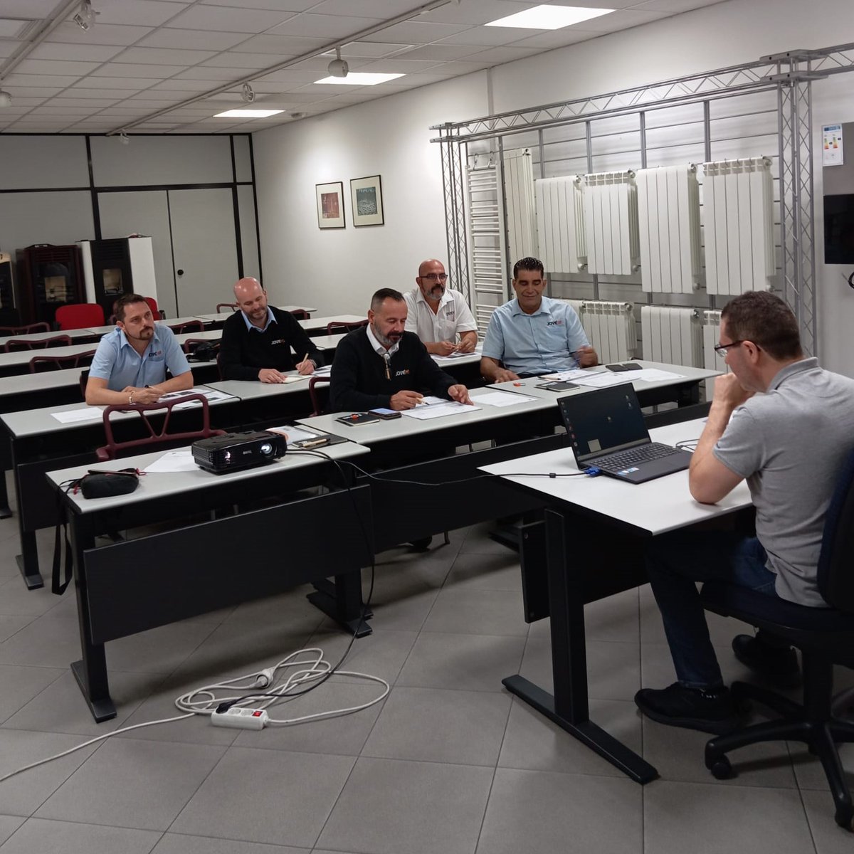CasaJove's tweet photo. Fa uns dies l’equip tècnic de CASA JOVÉ ha assistit a una sessió formativa de la mà de @ferroli_es  🛠️ 

Una gran oportunitat per conèixer sistemes i processos en profunditat i fer un pas més enllà en el nostre compromís d’excel·lència 💪

#SomCasaJové #Ferroli #formación https://t.co/5RKP9OWD8k