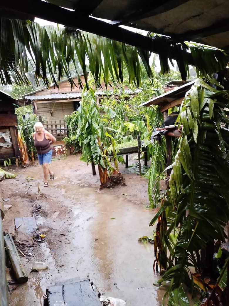 MarioJPenton's tweet photo. Lo que ha pasado en Baracoa es terrible. Personas que no estaban preparadas para un huracán han visto volar lo poco que tenían. Muchos me escriben desde allá para contarme lo difícil que lo están pasando ¿Cómo podemos ayudar? Las Hermanas de la Caridad de San Vicente de Paúl están en esa área y confío plenamente en ellas al igual que en las iglesias.