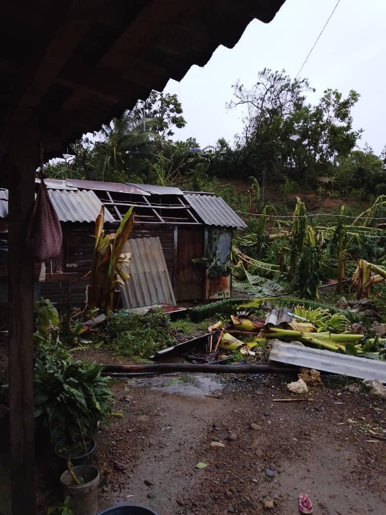 MarioJPenton's tweet photo. Lo que ha pasado en Baracoa es terrible. Personas que no estaban preparadas para un huracán han visto volar lo poco que tenían. Muchos me escriben desde allá para contarme lo difícil que lo están pasando ¿Cómo podemos ayudar? Las Hermanas de la Caridad de San Vicente de Paúl están en esa área y confío plenamente en ellas al igual que en las iglesias.