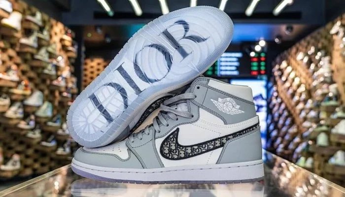 captain_snkrs's tweet photo. 3 MODELOS DE ZAPATILLAS CON LOS QUE GANÉ MILES DE EUROS REVENDIENDO EN OUTLETS 💰

Hoy te enseño 3 Casos de Éxito que me permitieron ganar hasta 3.000€ en 1 mes con la Reventa 🛍️

Requisitos para recibirlo (gratis) ⚠️🎁

➡️ RT a este tweet 
➡️ Seguirme en X
➡️ Comenta “Outlet” https://t.co/KFALbMANqV