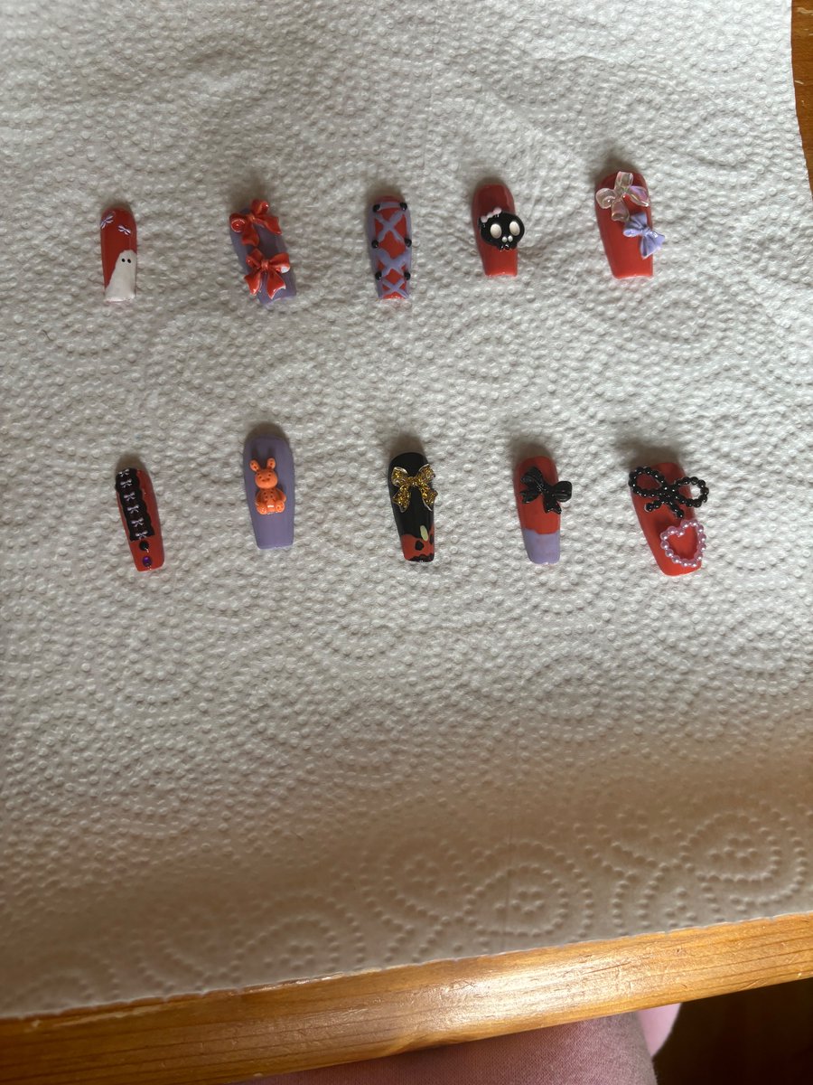 theyvonster's tweet photo. Halloween nails 🎃🎃 https://t.co/lxFi0Vh9id