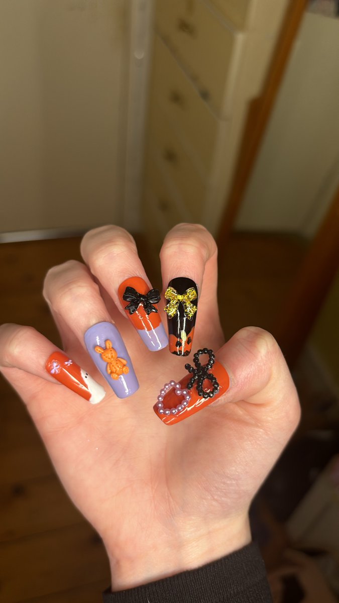theyvonster's tweet photo. Halloween nails 🎃🎃 https://t.co/lxFi0Vh9id